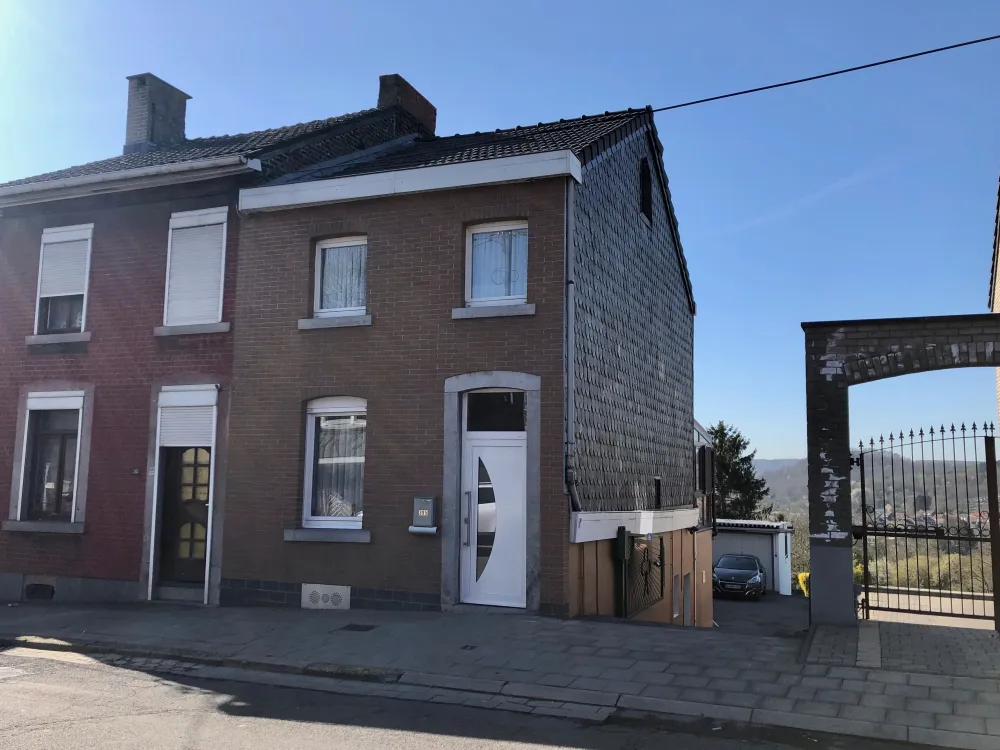 Maison 3 façades avec 2 garages et beau jardin