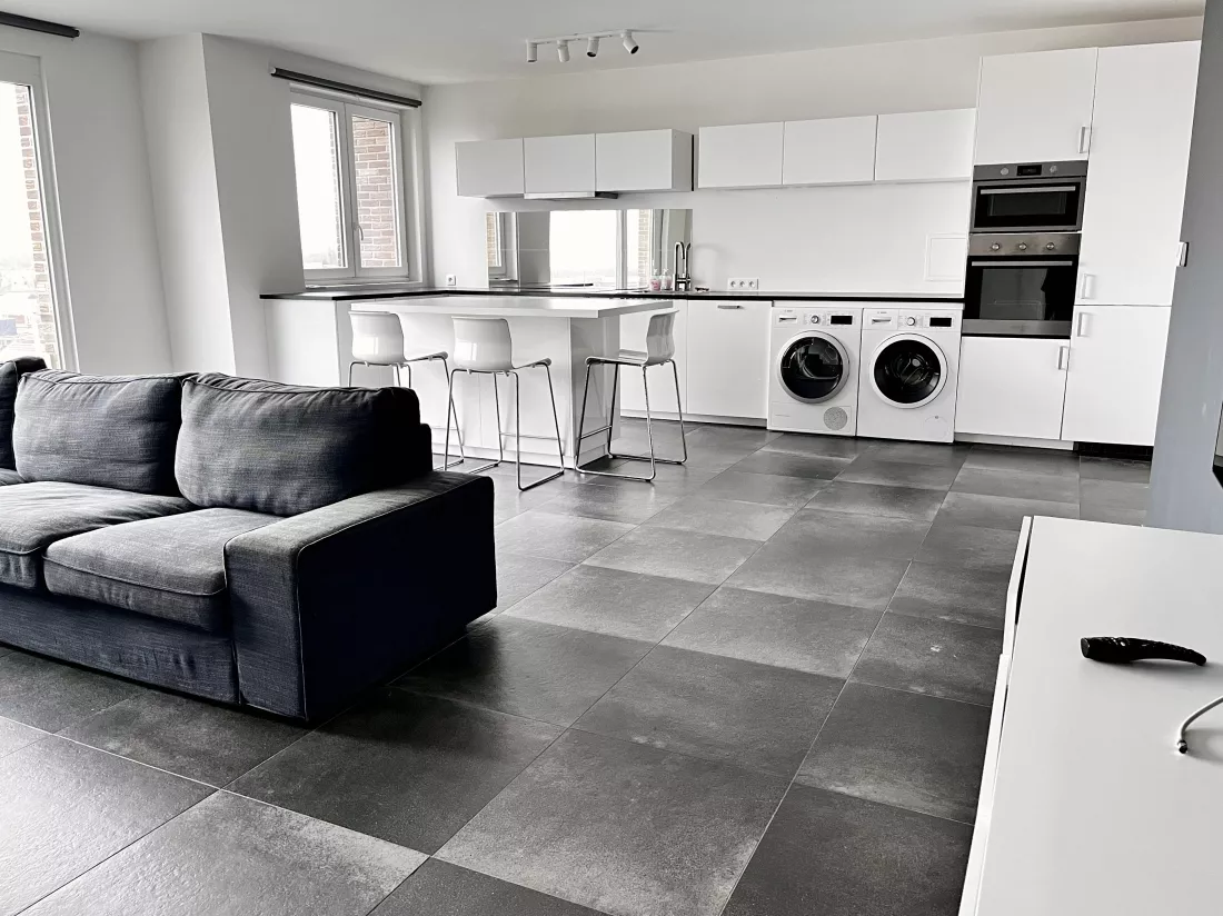 Appartement meublé de 2 chambres situé au 6ème étage avec balcon