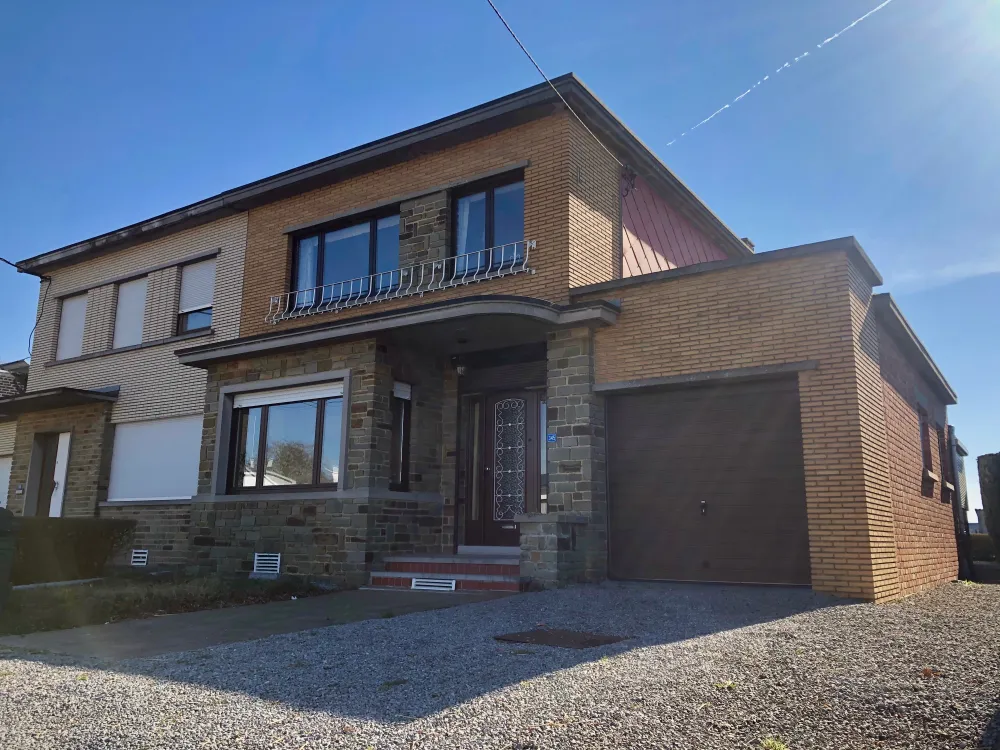 Maison 3 façades en bon état général