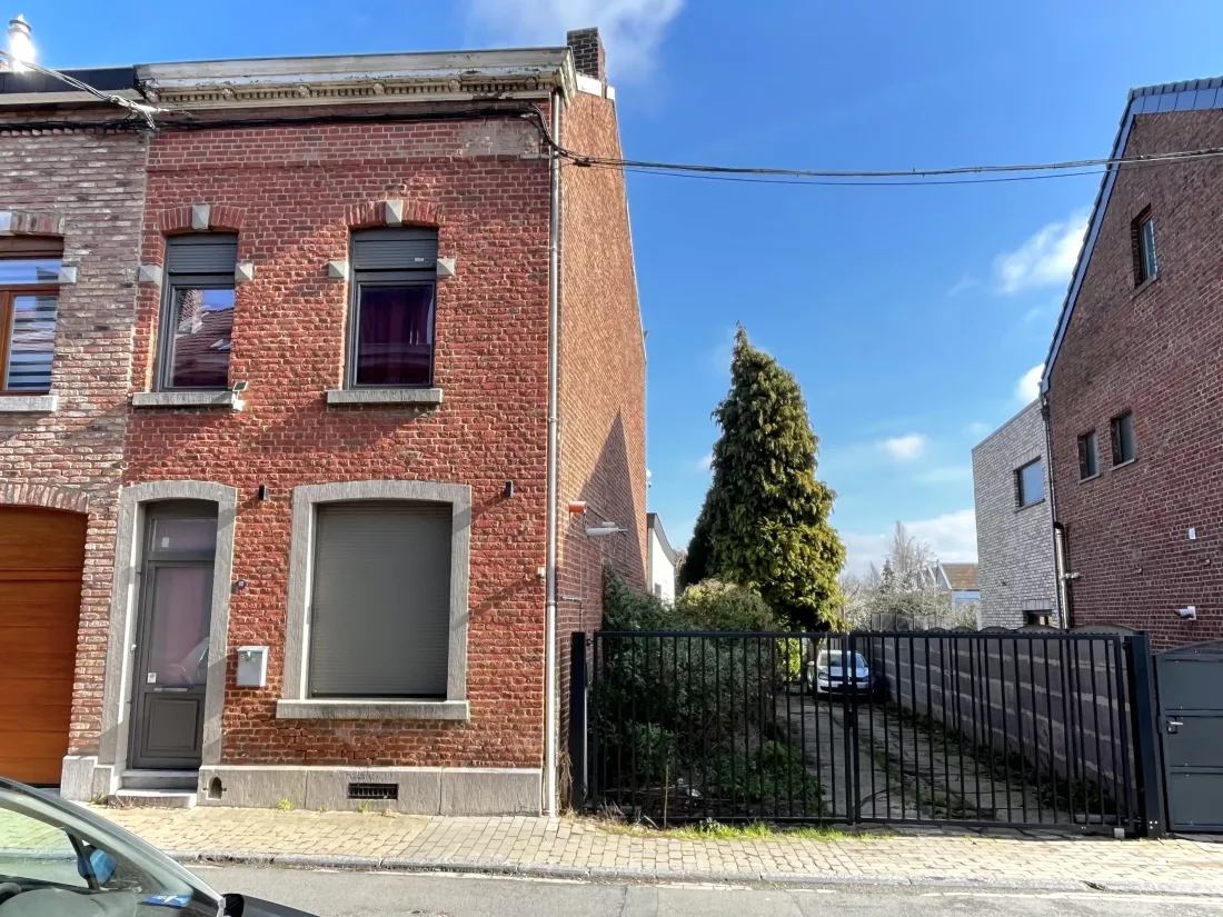 Maison avec entrepôt et parcelle de terrain